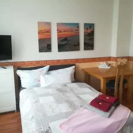 Elli Kroessner בית הארחה 2*